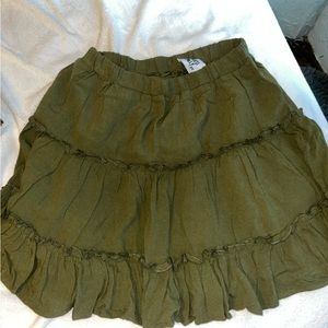Green and comfortable skirt